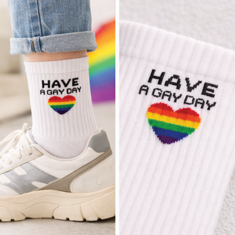Pride Socken „Have a Gay Day“ mit Regenbogen Herz.webp