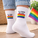 Pride Socken „Do Crime Be Gay“ – Regenbogen Flagge.webp