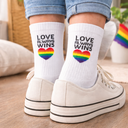Pride Socken mit Regenbogen Herz – Love Always Wins .webp