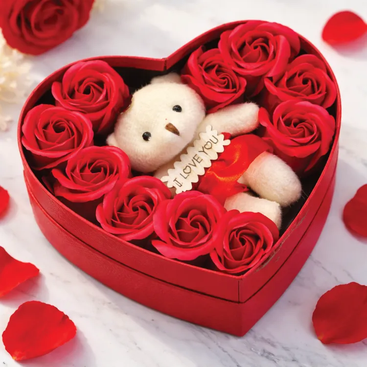 Kleine Herzbox mit Teddy & Rosen – romantisches Geschenk